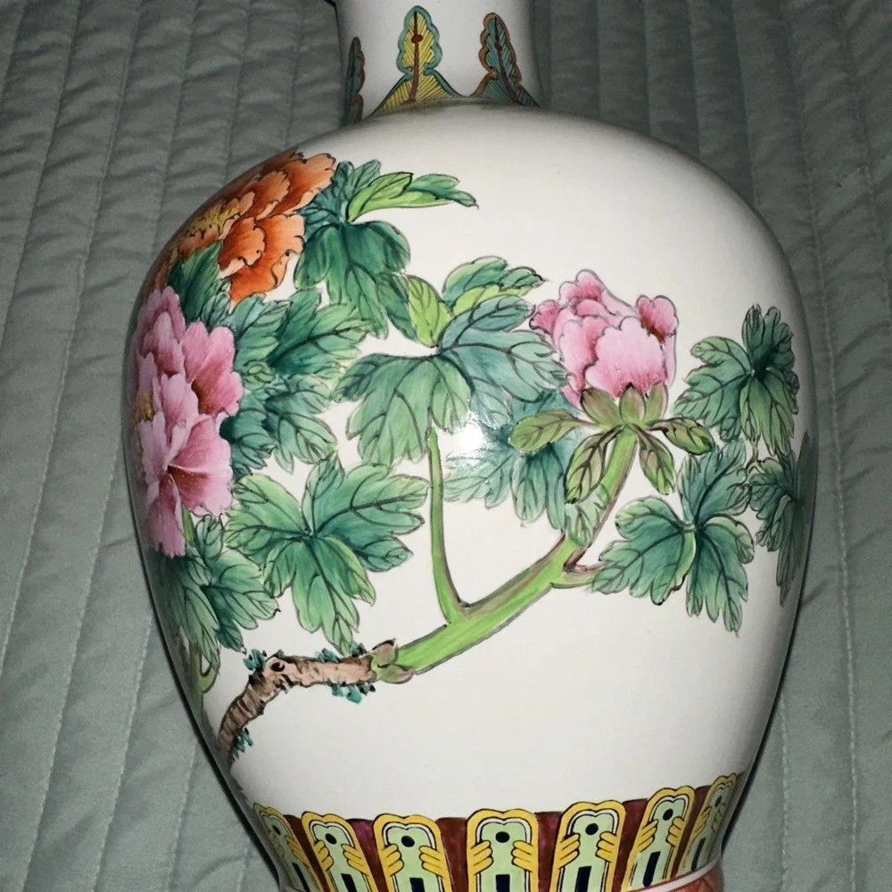 Chinese famille Rose Vase Dating Back‎ To Qing Dynasty Or Early Republic Signed